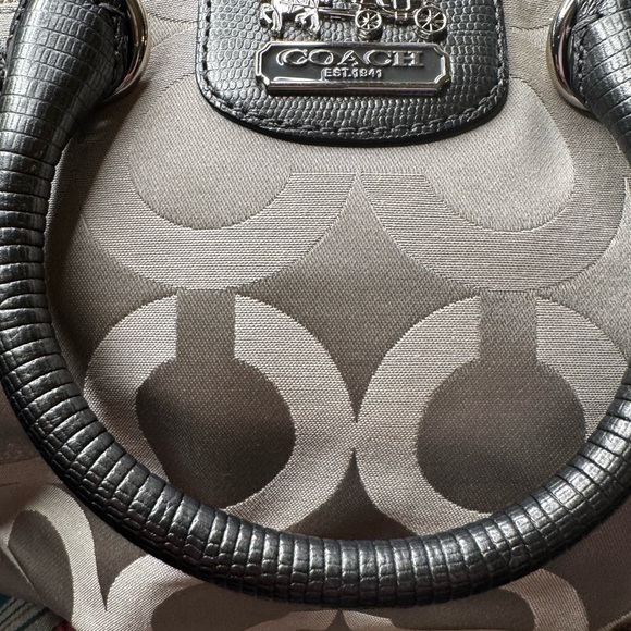 Beautiful Silver with Pink satin Lining Shoulder or Handbag. - Picture 3 of 16